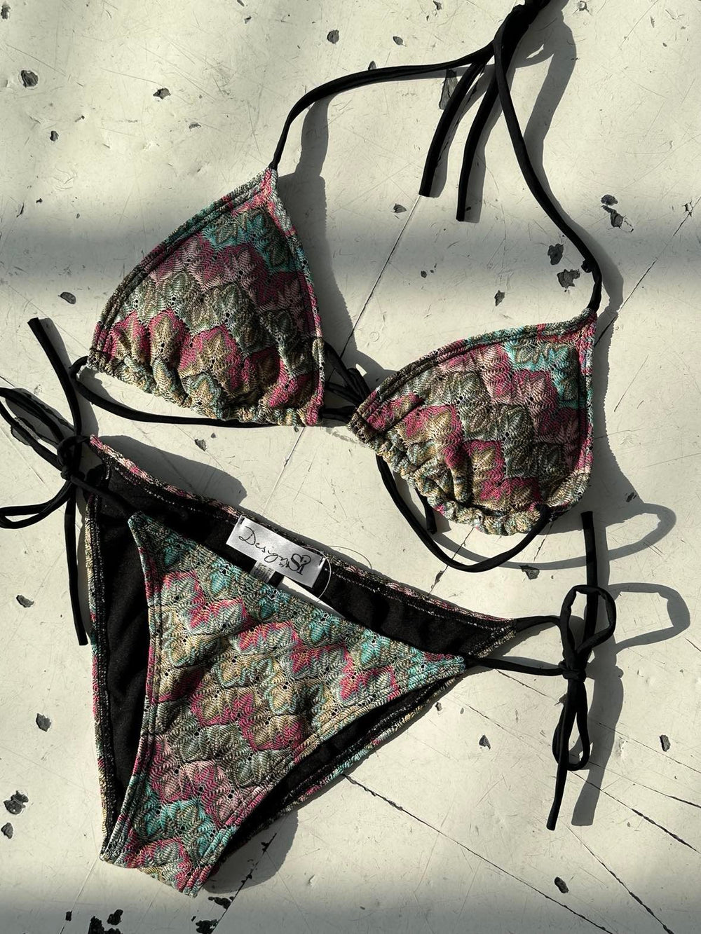 Sunny bikini - Wavy beach