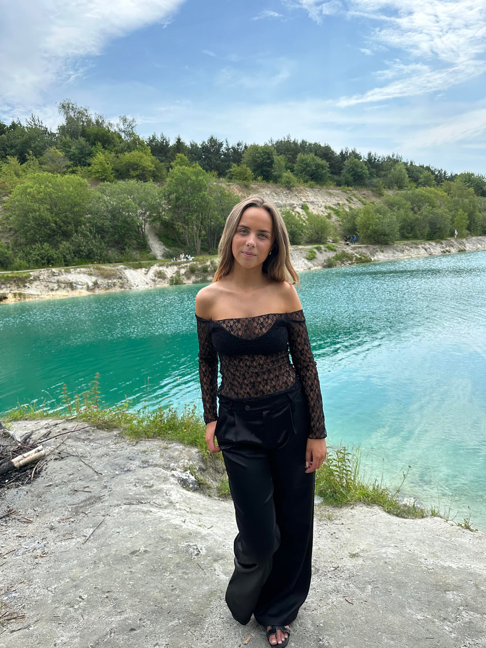 Pixi off shoulder bluse i blonder - Sort