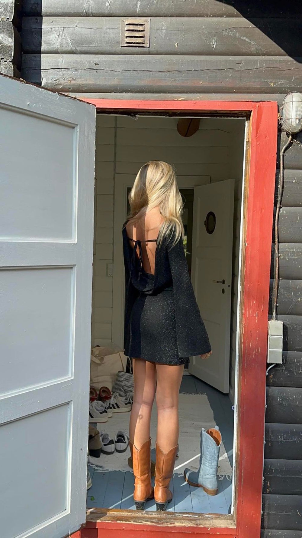 Solange glitterkjole med åben ryg - Sort