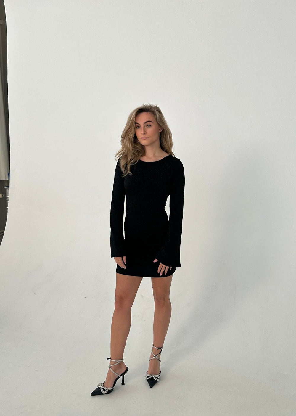 Solange glitterkjole med åben ryg - Sort