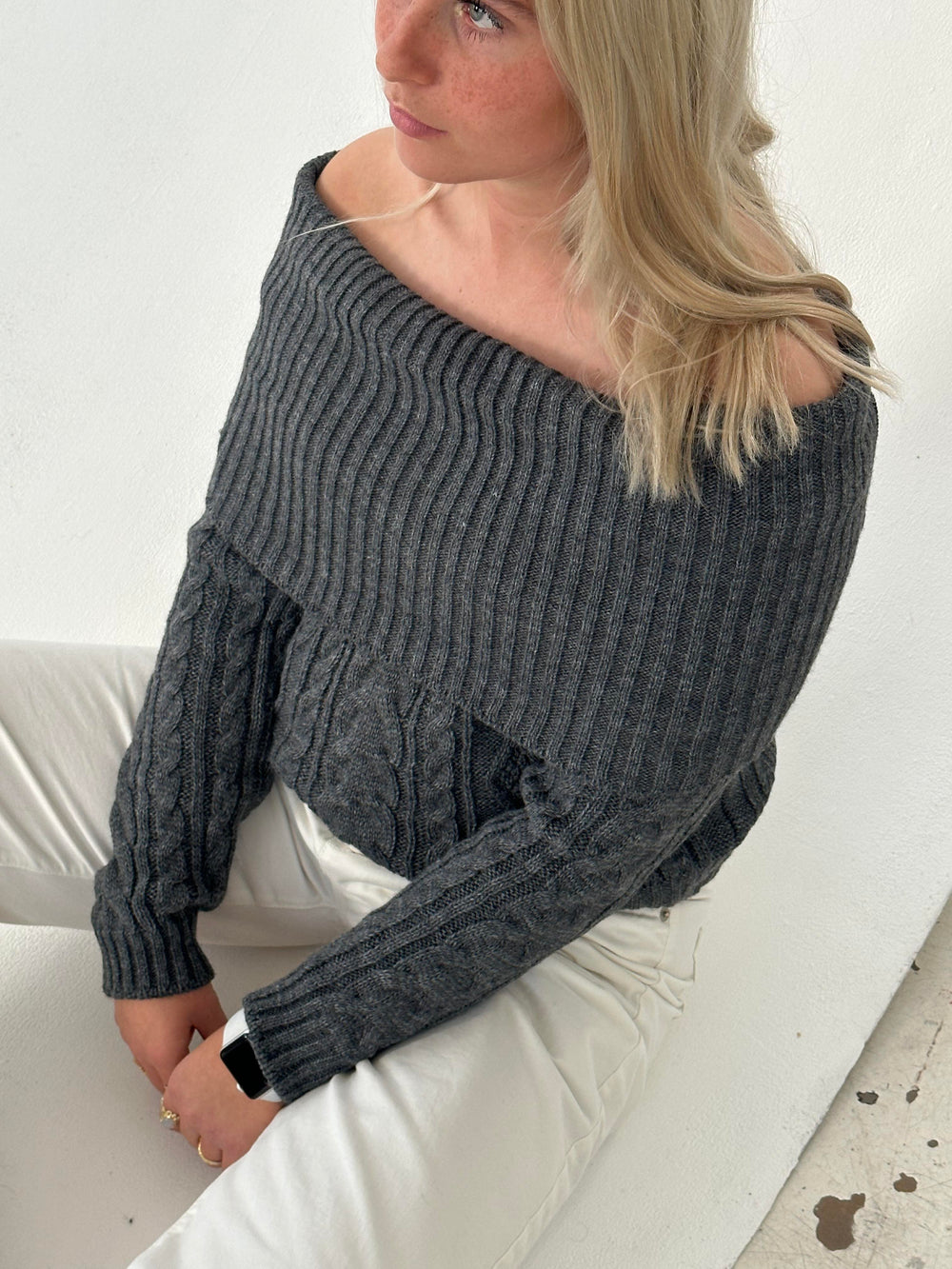 Theresa off-shoulder strik - Grå
