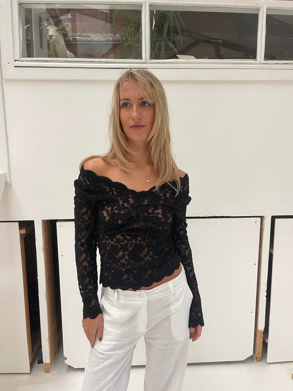 Bodil langærmet bluse med blonder - Sort