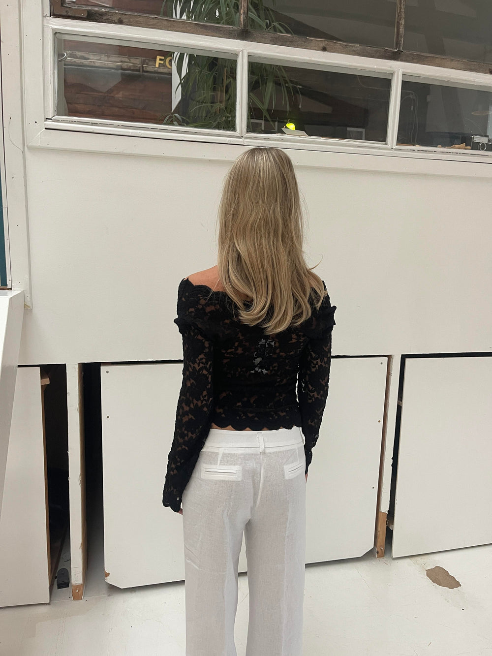 Bodil langærmet bluse med blonder - Sort