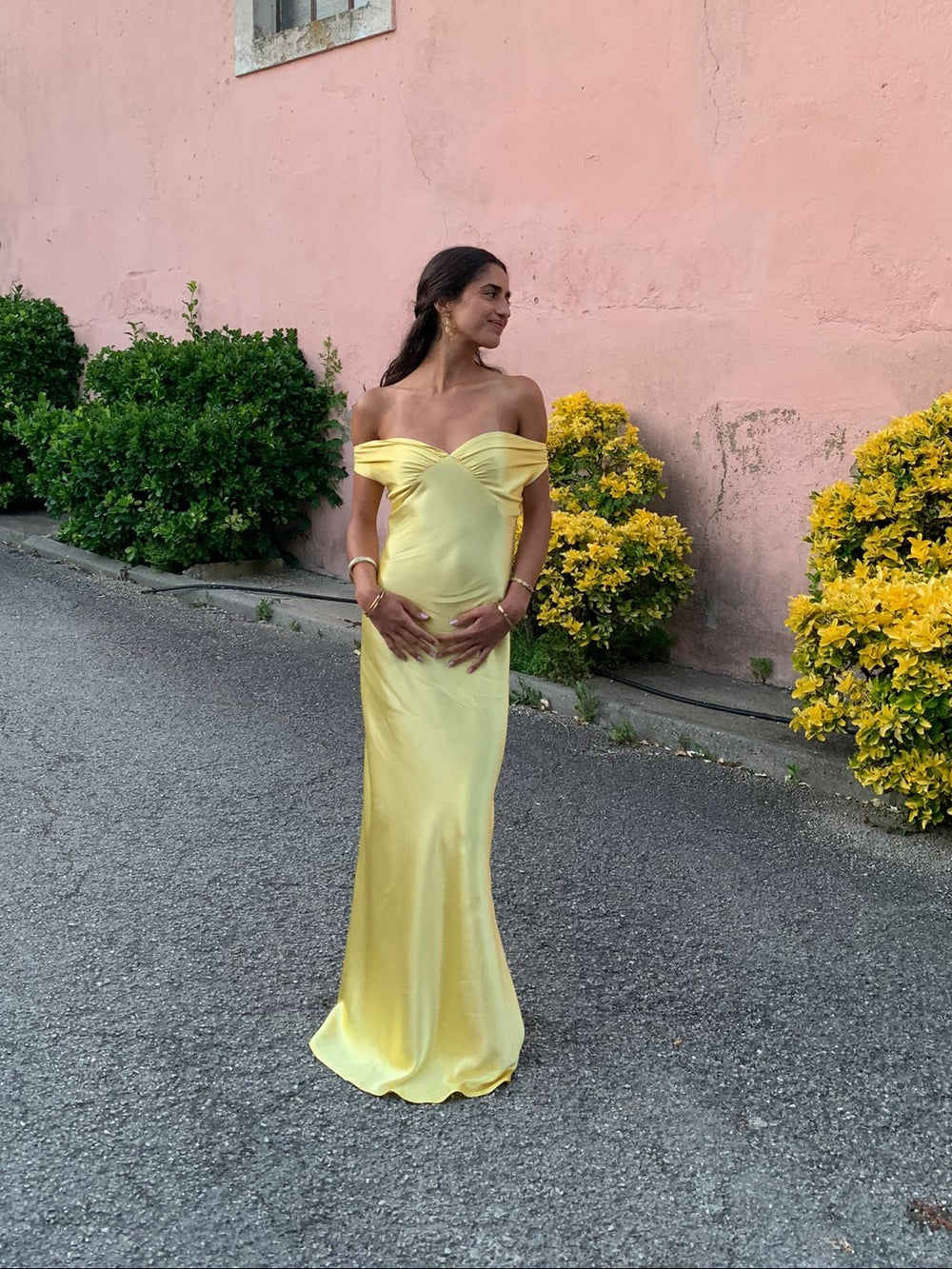 Andie off shoulder satinkjole - Gul