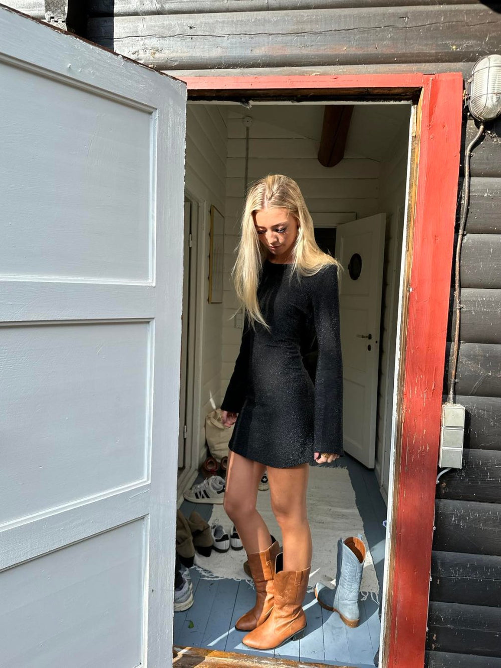 Solange glitterkjole med åben ryg - Sort