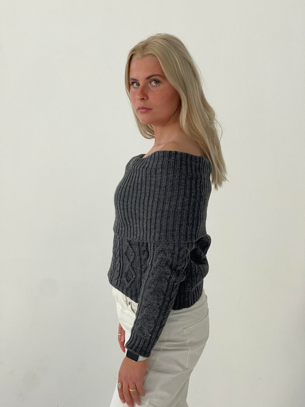 Theresa off-shoulder strik - Grå