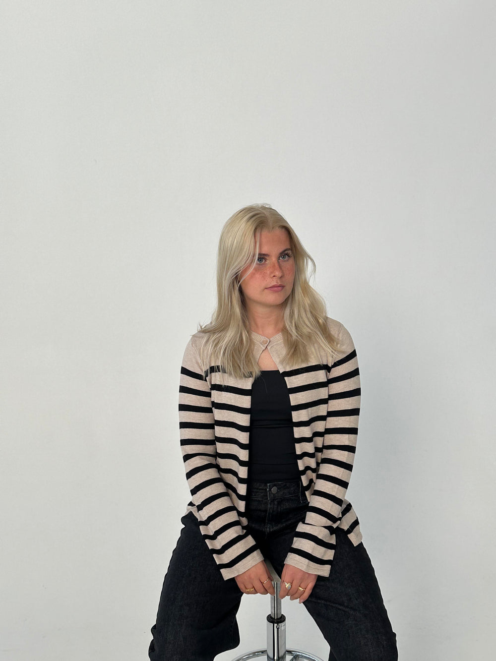 Xenia cardigan med striber - Beige/sort