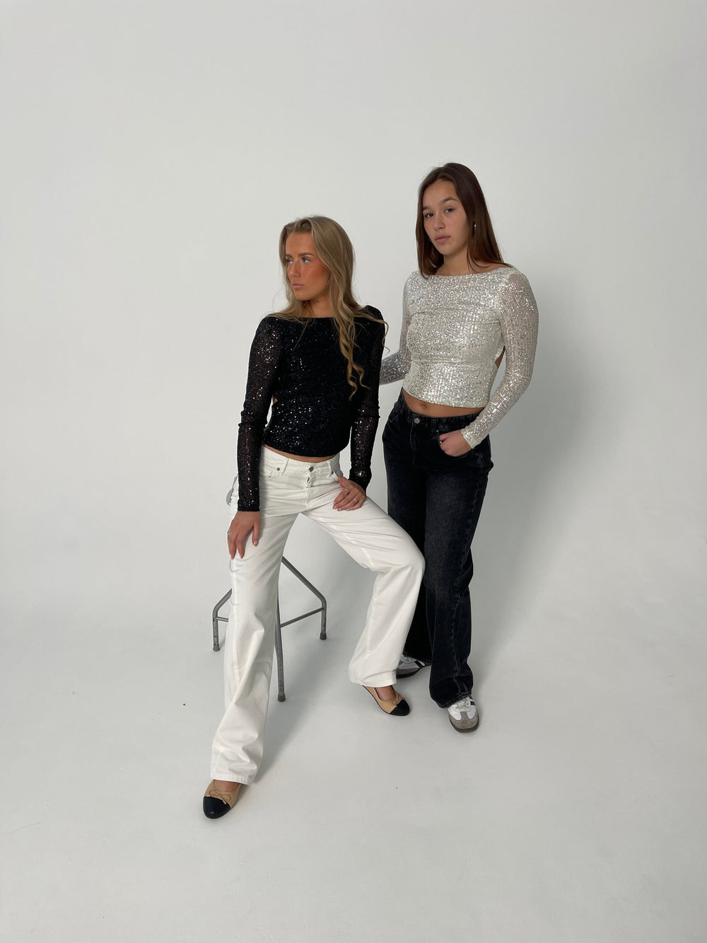 Babette pallietbluse med åben ryg - Sølv