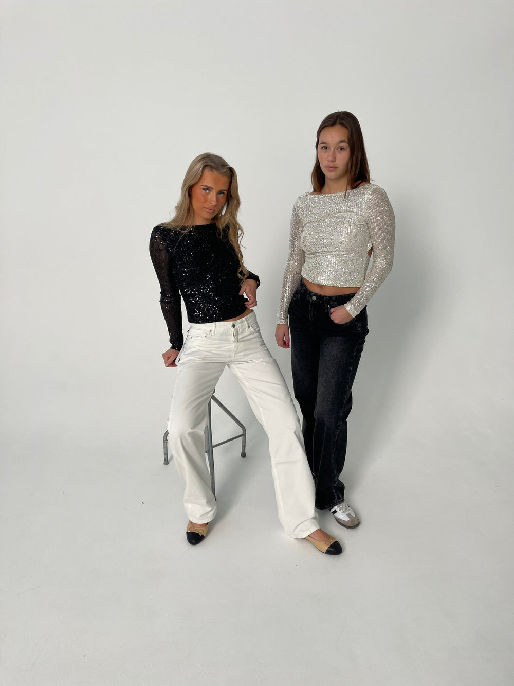 Babette pallietbluse med åben ryg - Sølv