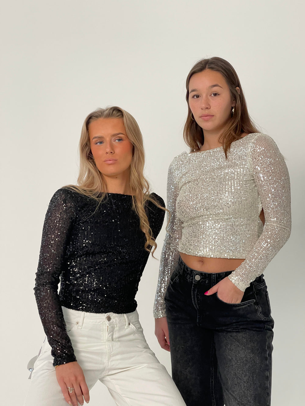 Babette pallietbluse med åben ryg - Sort