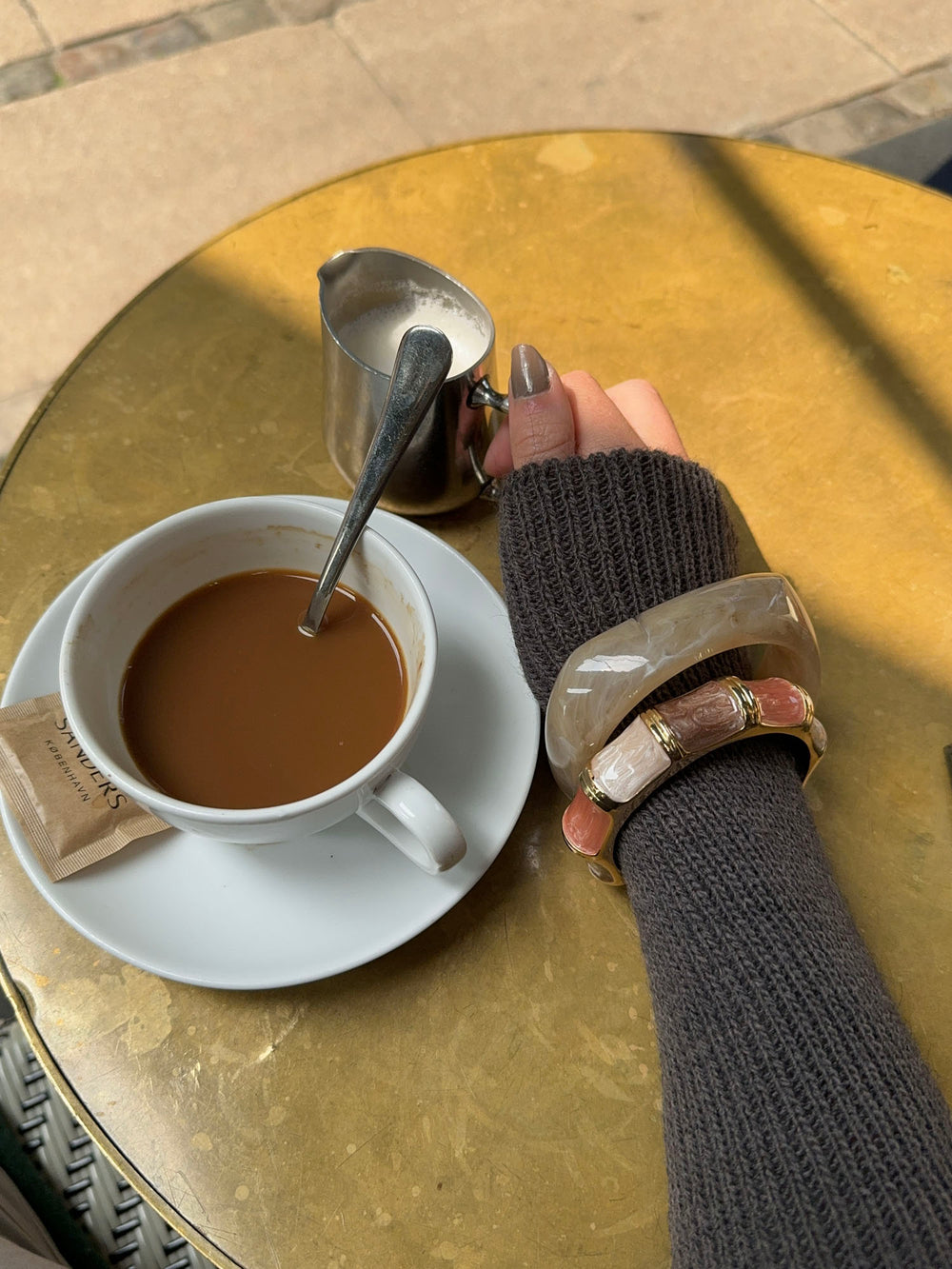 Ebony armbånd med striber - Koral/brun/guld/off white
