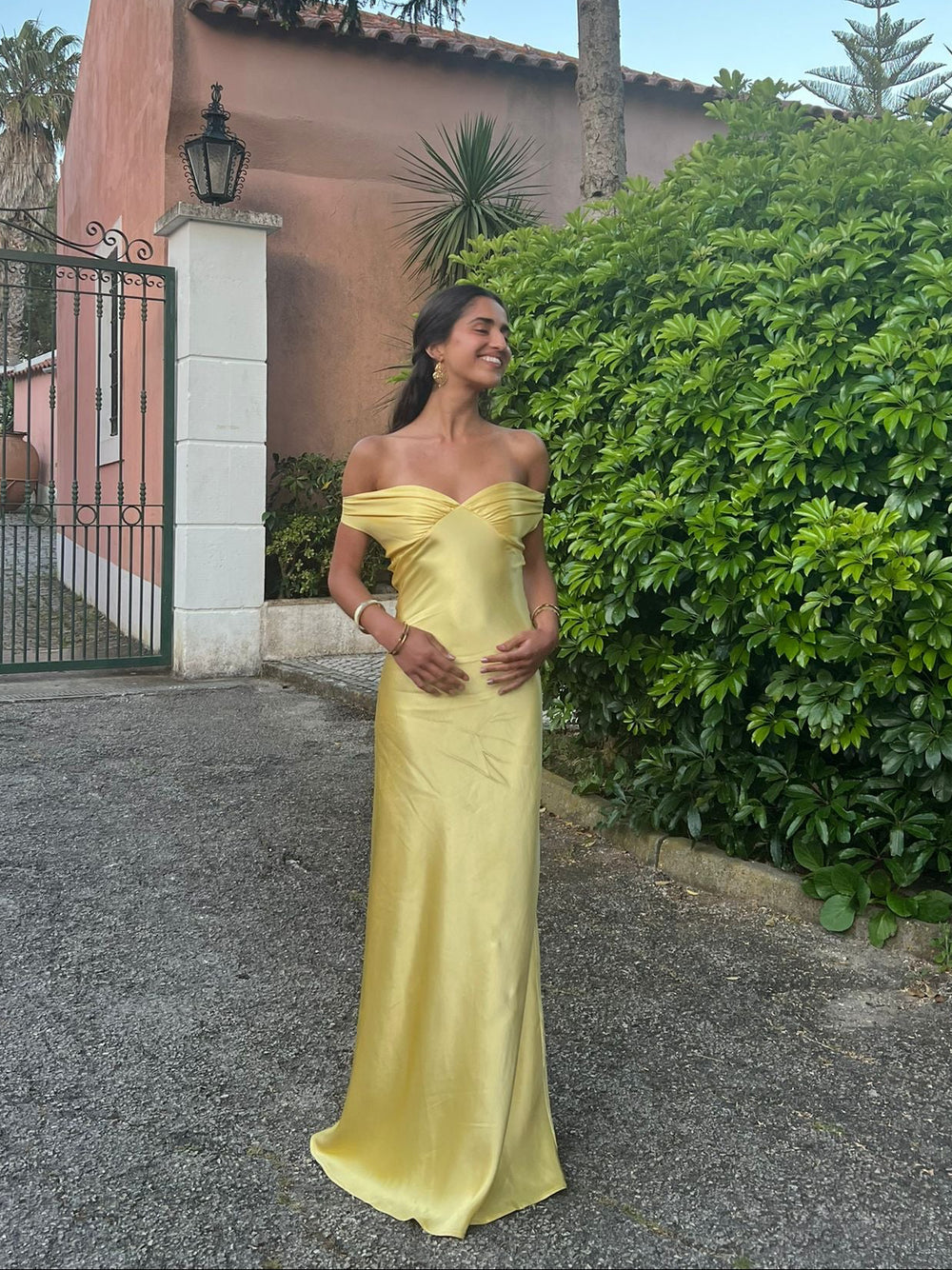 Andie off shoulder satinkjole - Gul