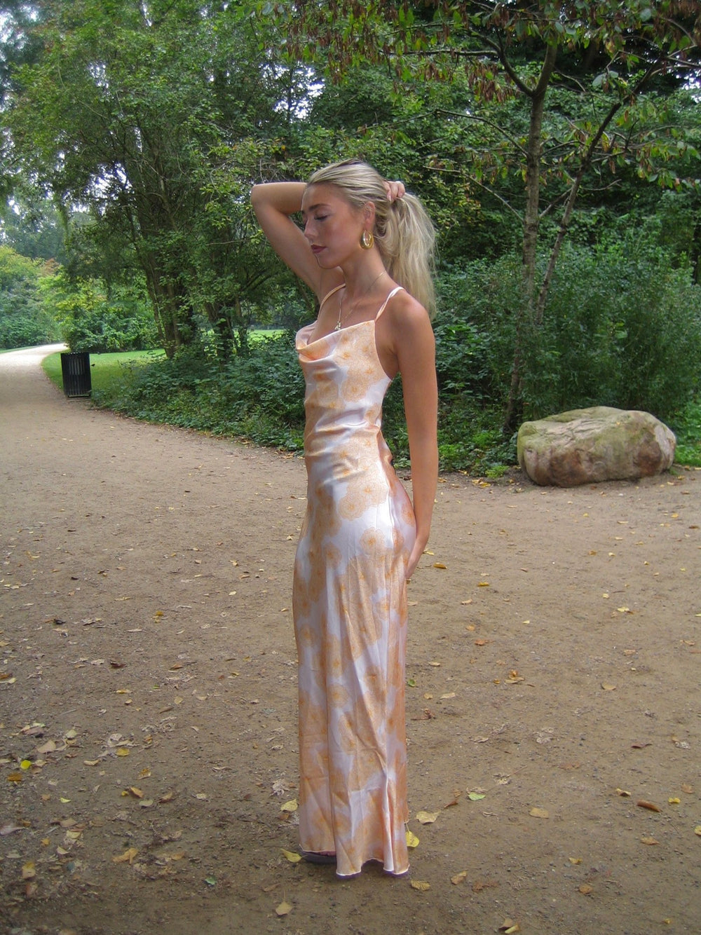 Charline satinkjole - Hvid/orange