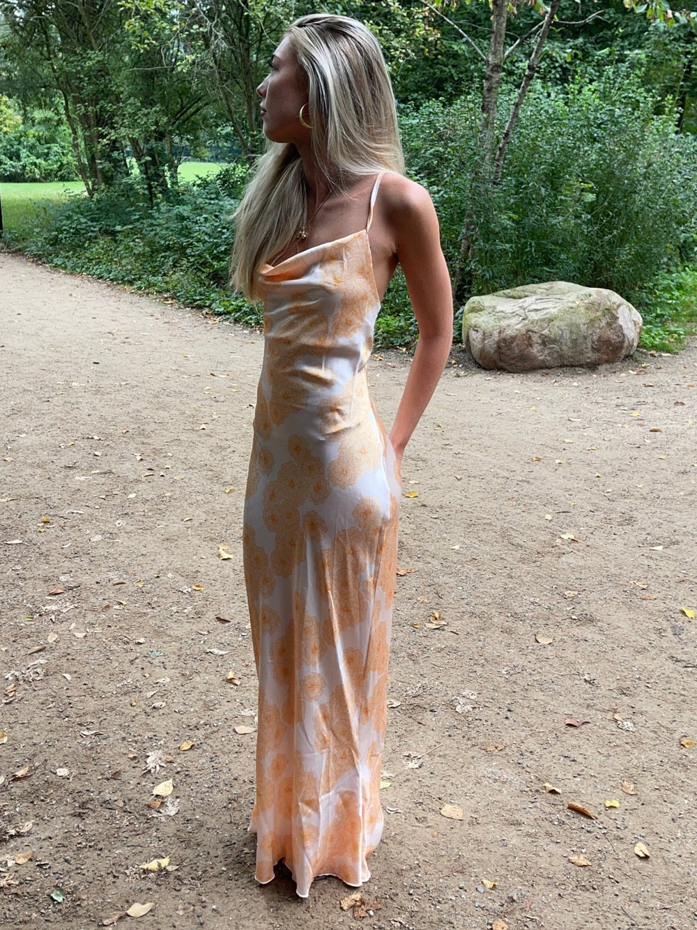 Charline satinkjole - Hvid/orange