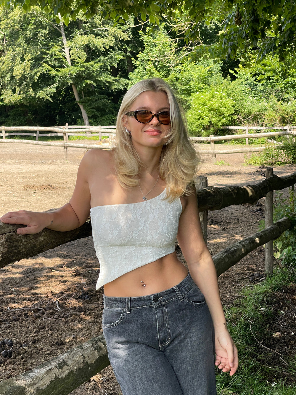 Merle one shoulder-top med blonde - Hvid