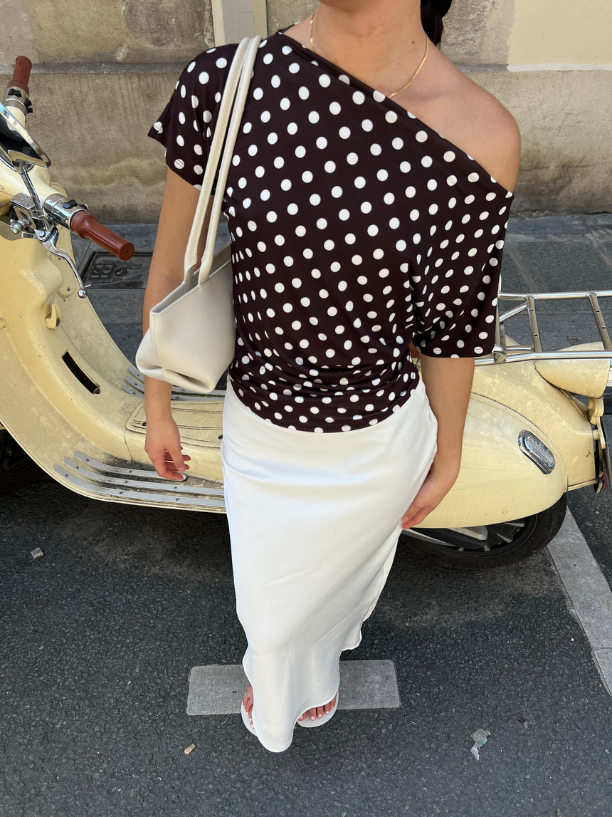 Florine figursyet t-shirt med polkaprikker - Brun/hvid