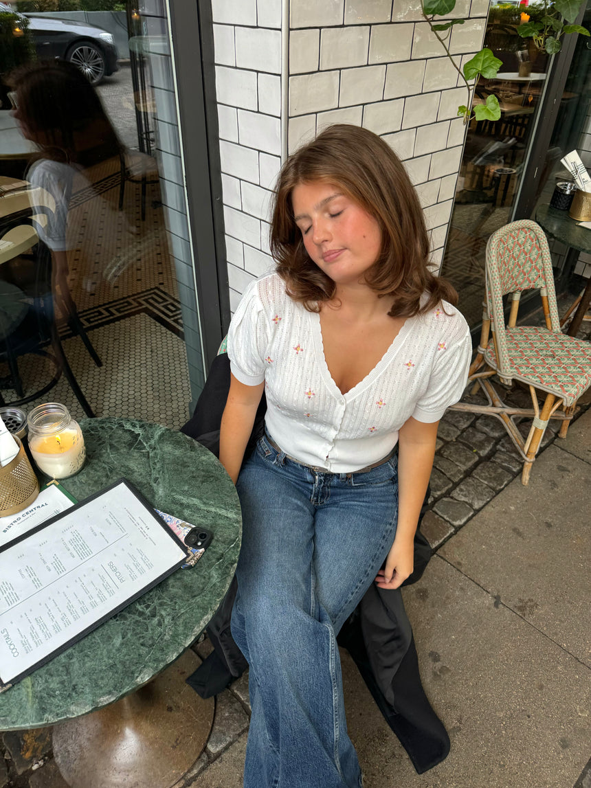 Lotta strikket bluse med blomster - Hvid