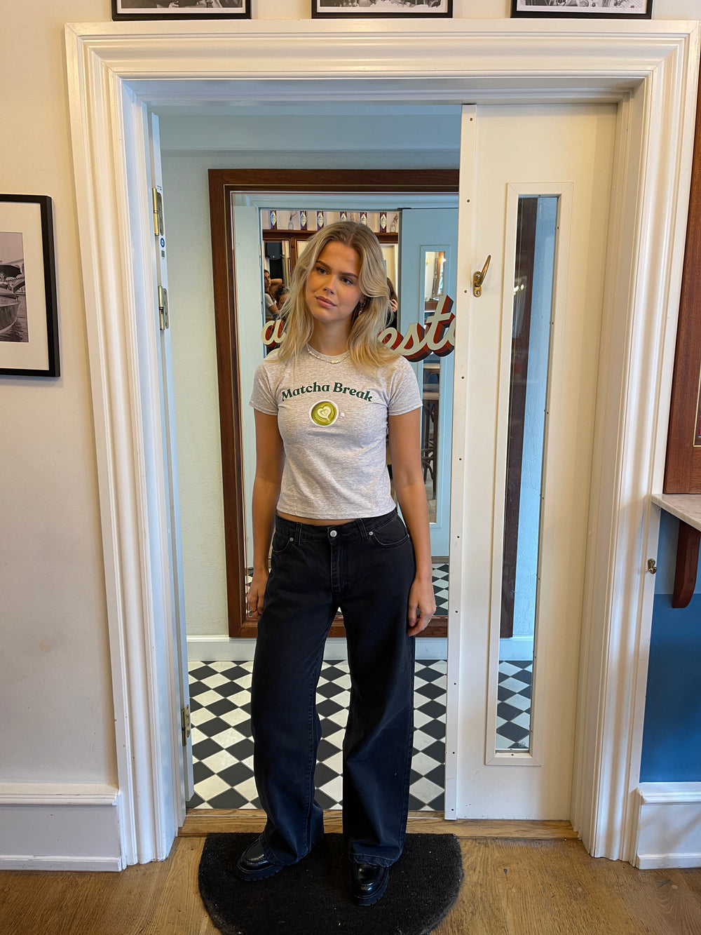 "Matcha break" baby tee - Grå