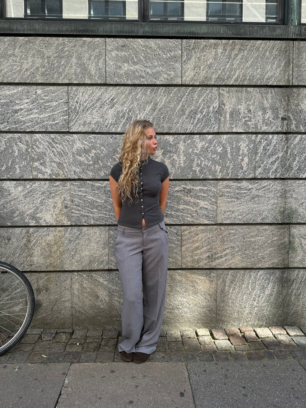 Anna Olympia lavtaljede suitbukser - Grå