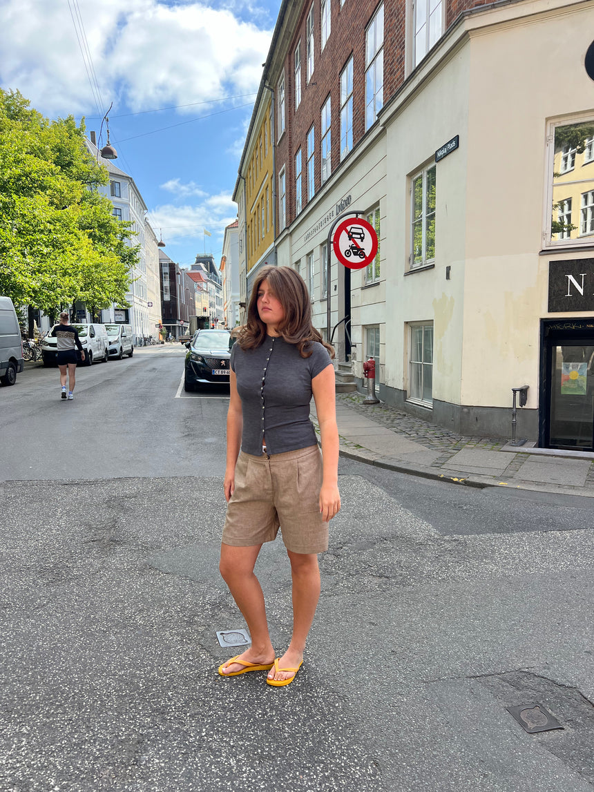 Amaia bermudashorts med hvidt bånd - Beige