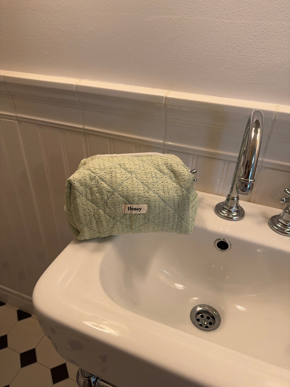 Honey stor toilettaske - Mintgrøn i broderi