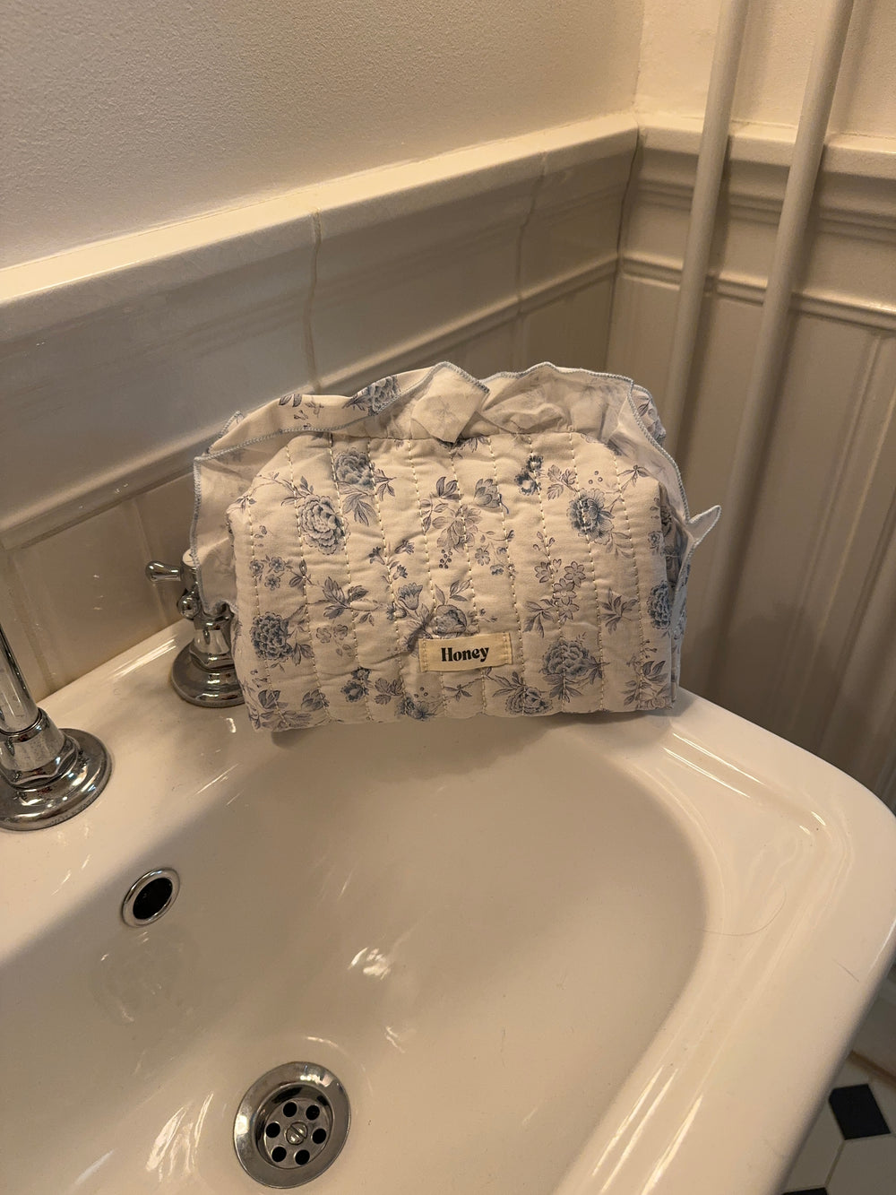 Honey stor toilettaske - Hvid/blå med flæser