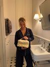 Honey stor toilettaske med hang - Lys gul med gule bomster