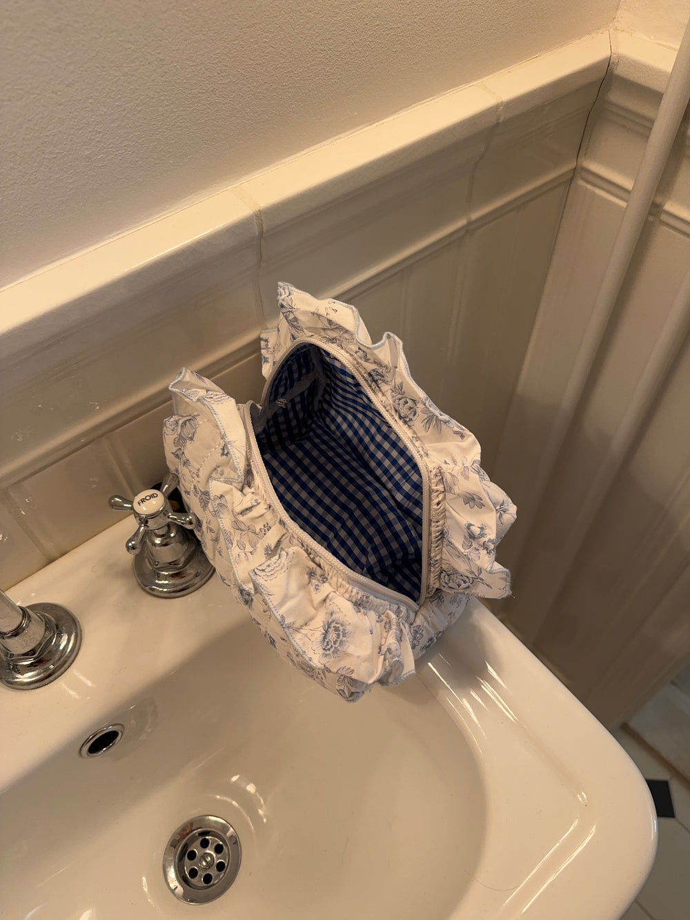 Honey stor toilettaske - Hvid/blå med flæser