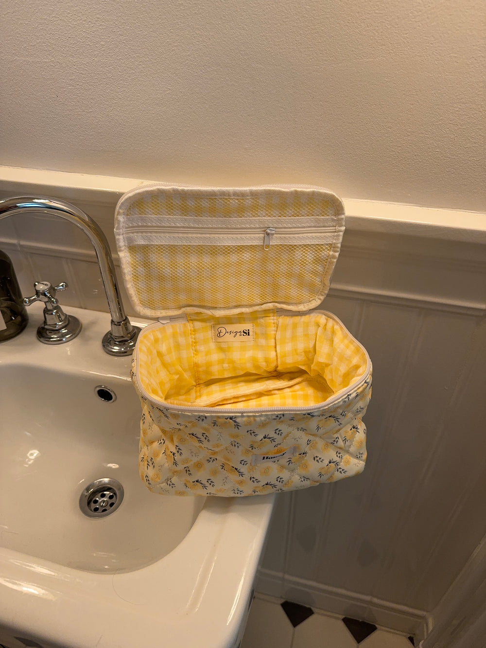 Honey stor toilettaske med hang - Lys gul med gule bomster