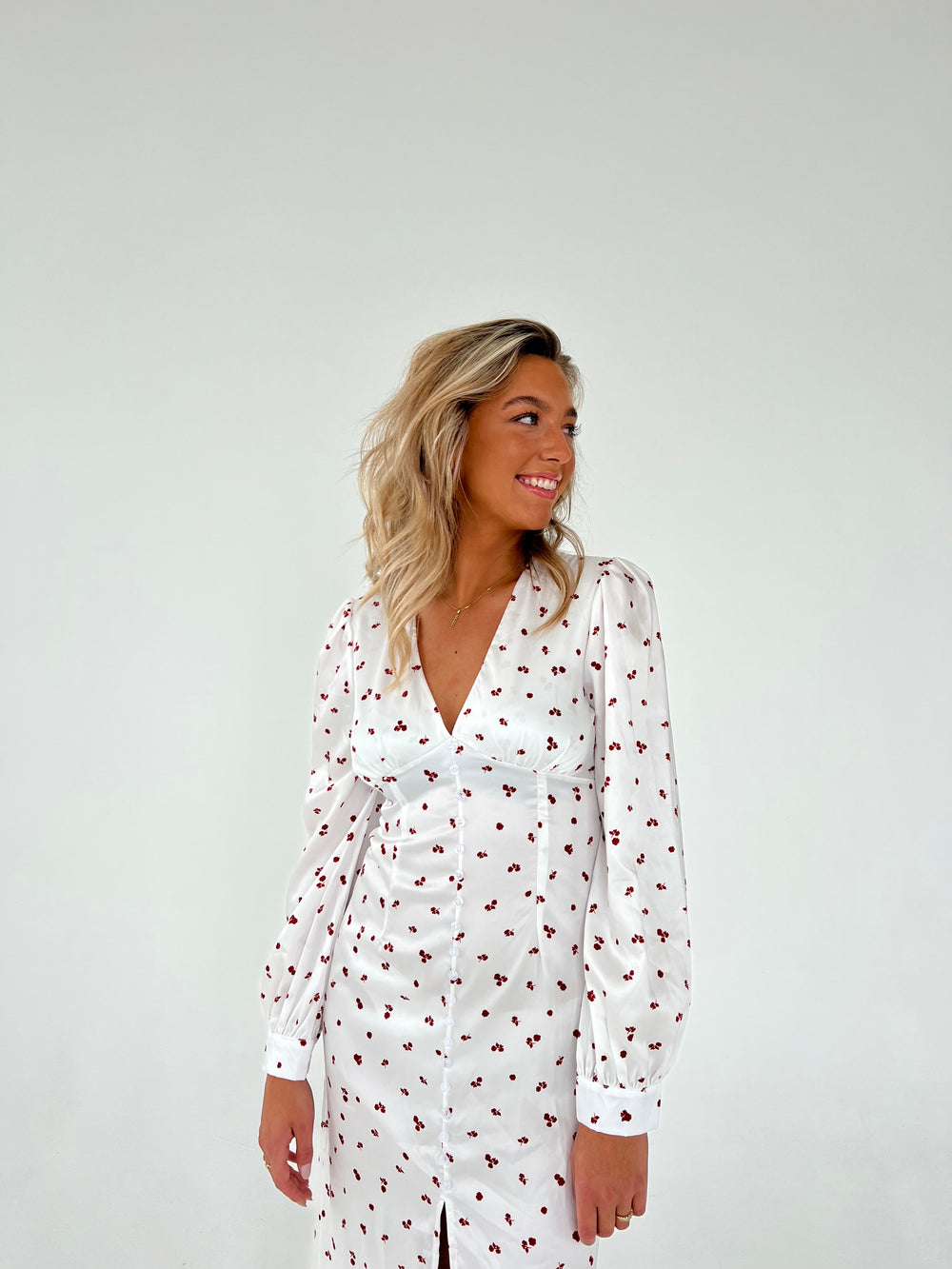 Frederikke satinkjole med røde blomster - Hvid