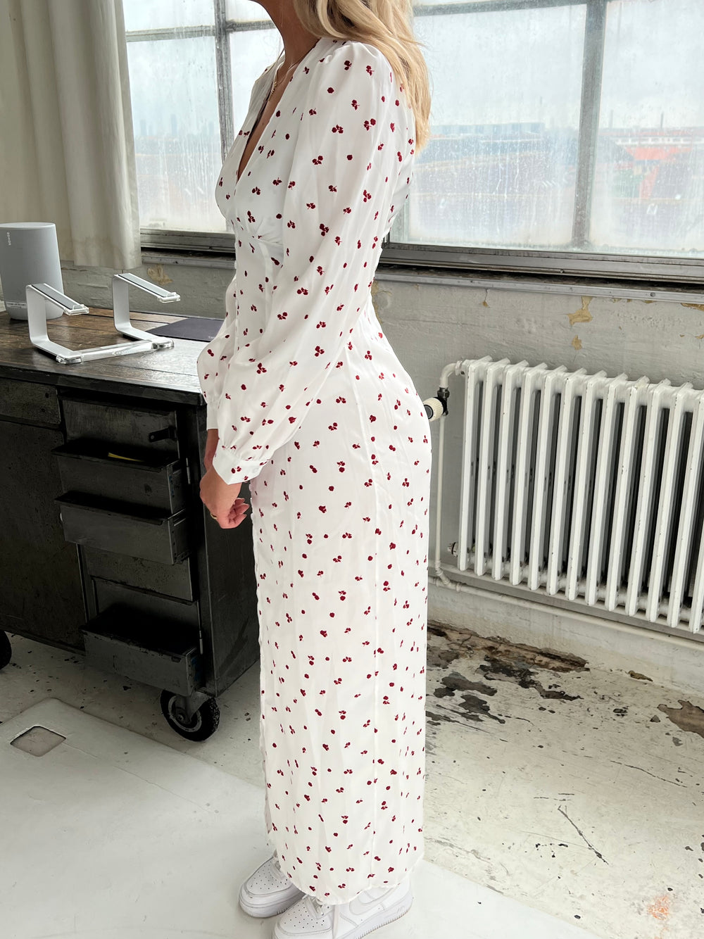 Frederikke satinkjole med røde blomster - Hvid