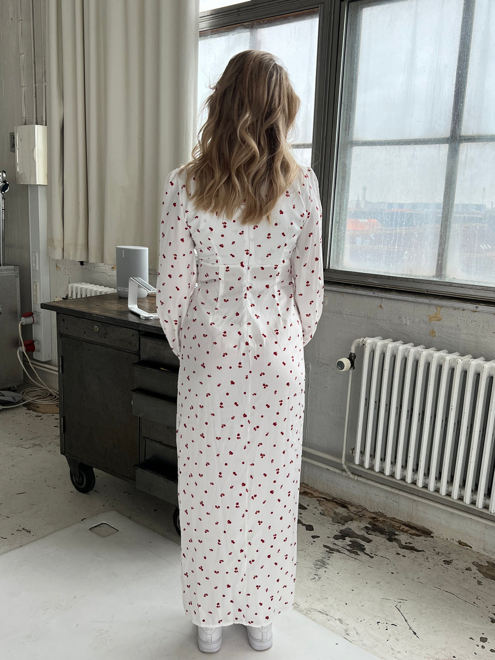 Frederikke satinkjole med røde blomster - Hvid