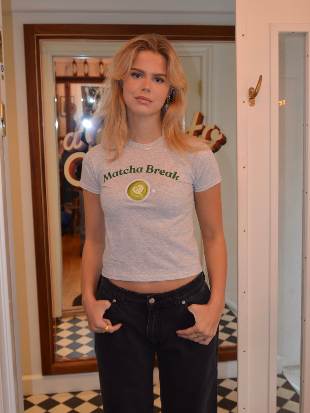 "Matcha break" baby tee - Grå