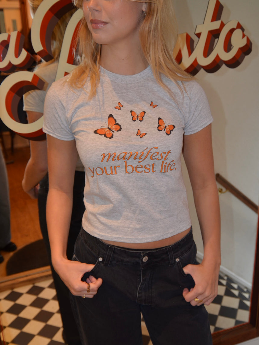 "Manifest your best life" baby tee - Grå