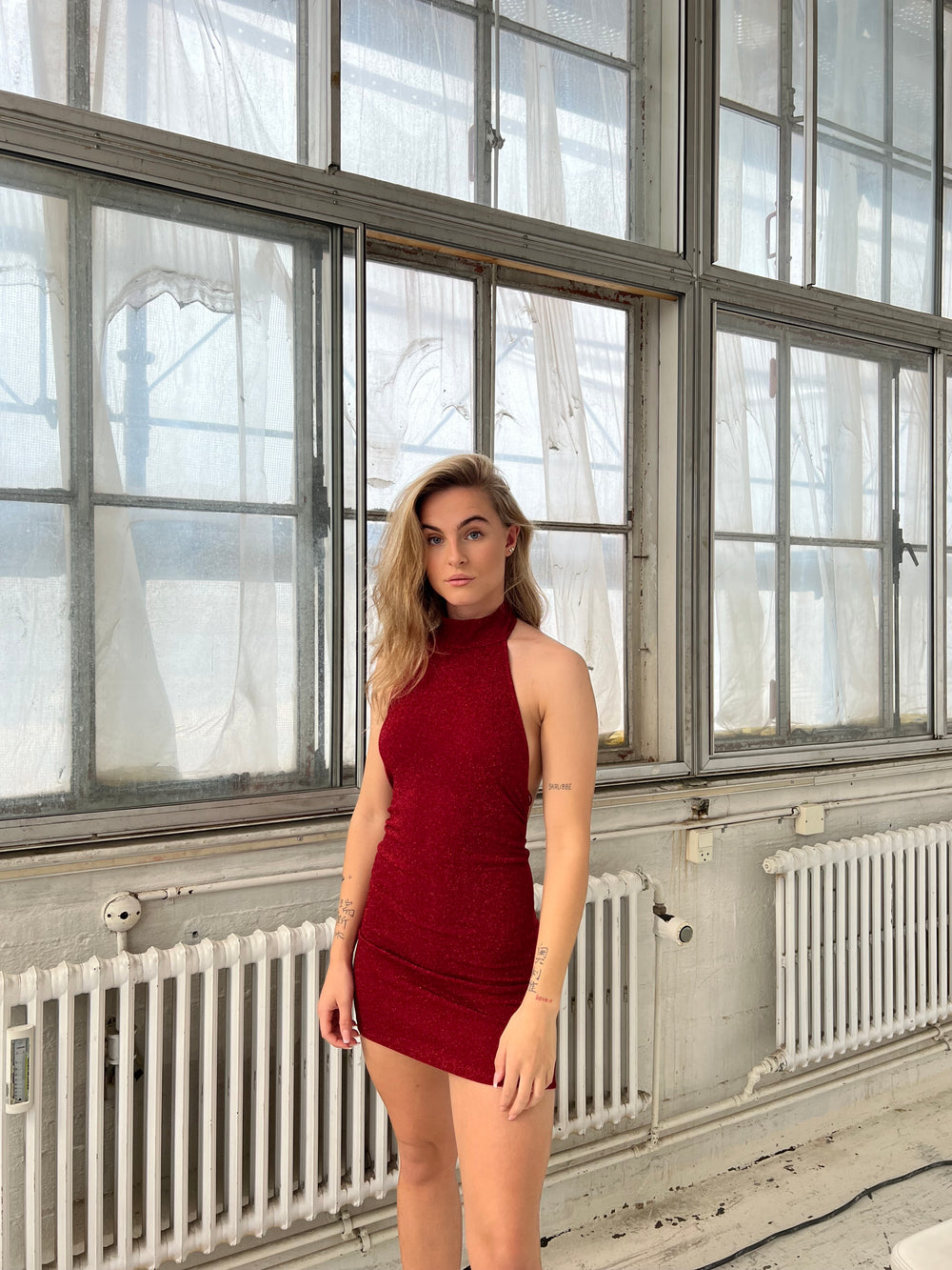 Lorraine halterneck glitterkjole - Rød