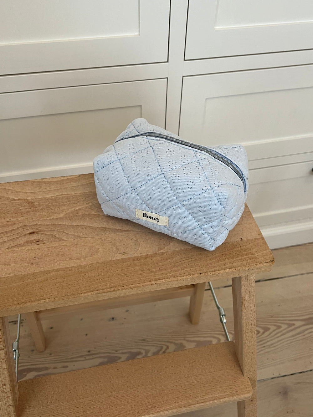 Honey lille toilettaske - Lyseblå med broderede hjerter