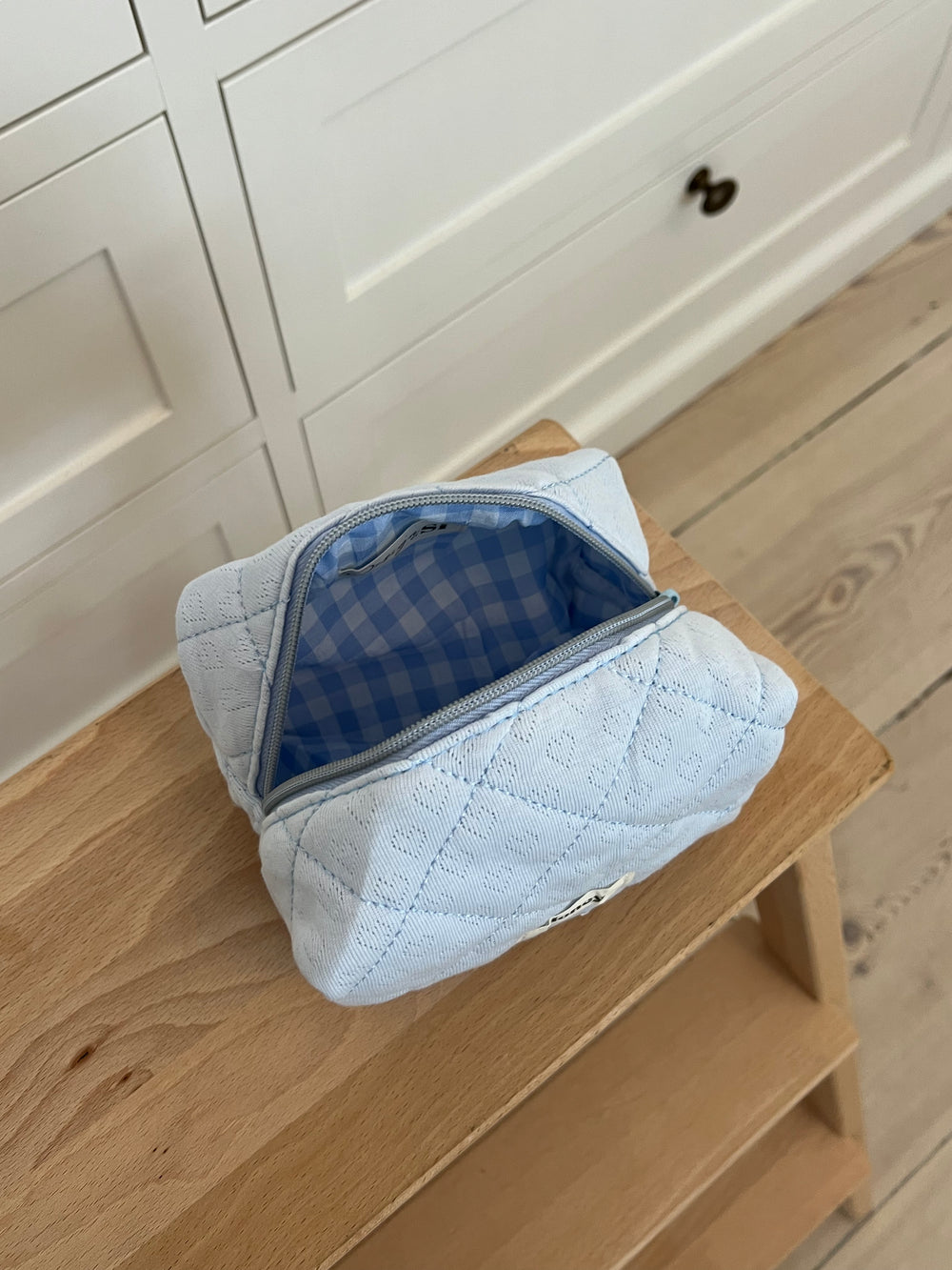 Honey lille toilettaske - Lyseblå med broderede hjerter