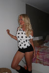Lily top med polkaprikker - Hvid/sort