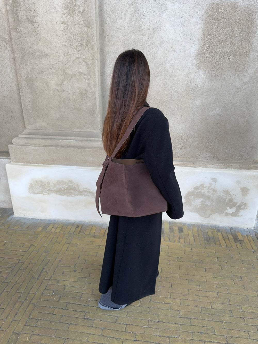 Barcelona skuldertaske i ruskind - Mørkebrun