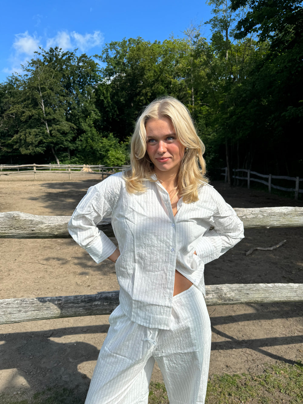 Alina skjorte med striber - Hvid/sort