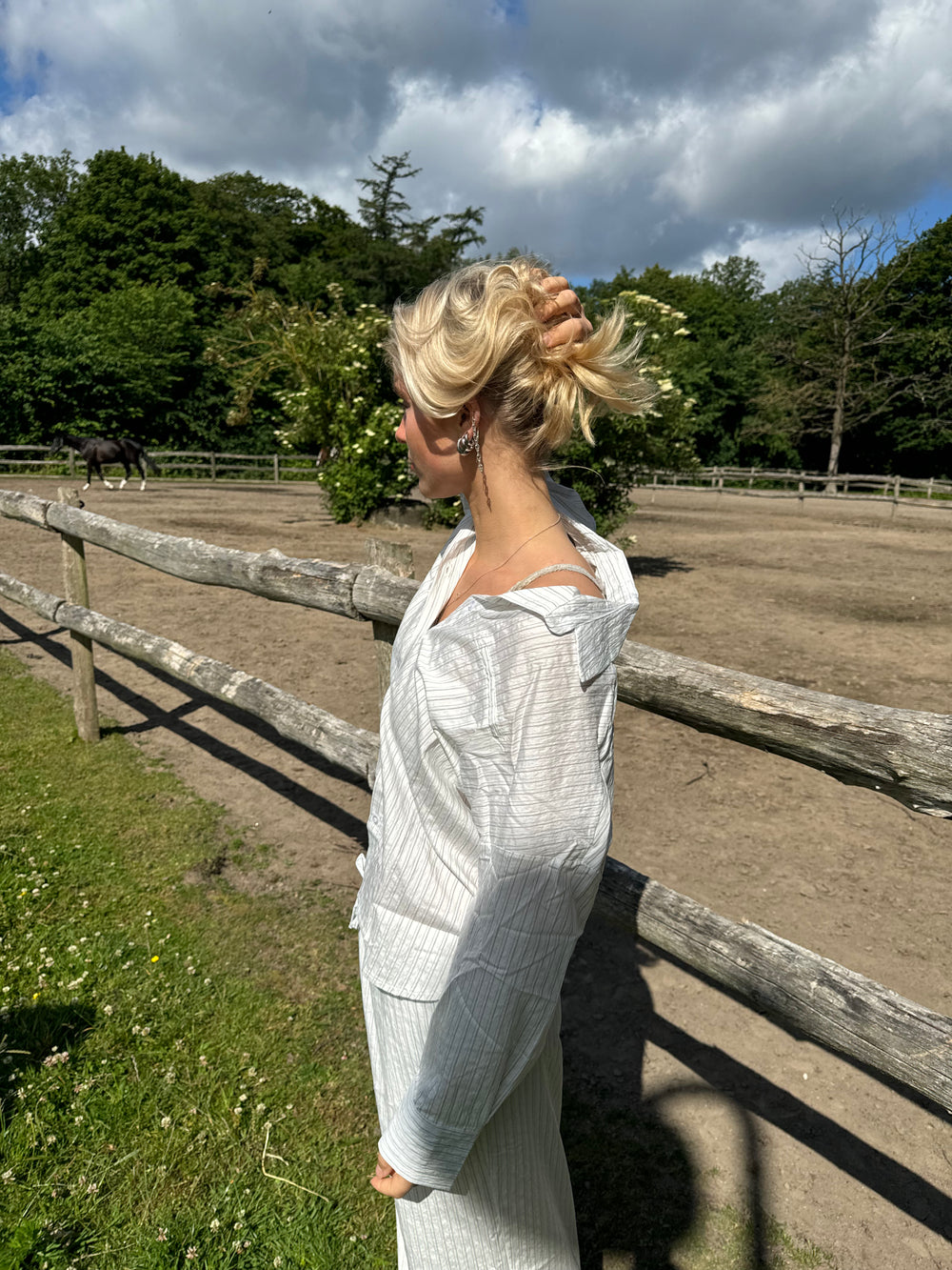 Alina skjorte med striber - Hvid/sort