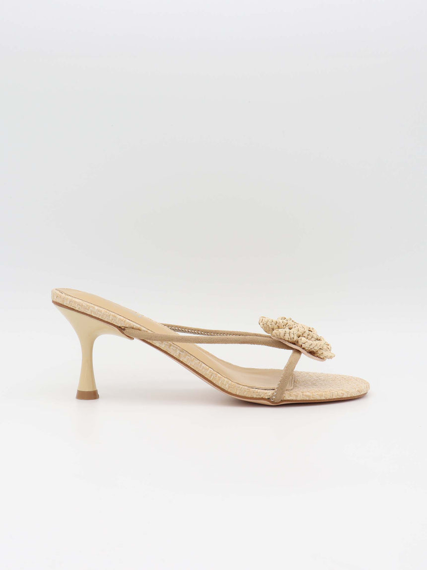 Jenna stiletter med flettet blomsterdetalje - Off white