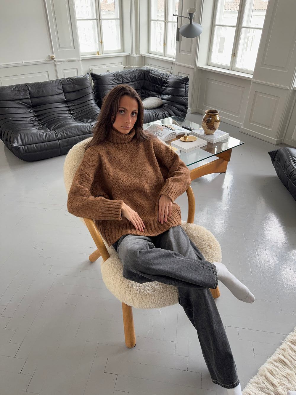 Valdamara oversized striktrøje med turtleneck - Brun