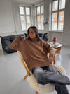 Valdamara oversized striktrøje med turtleneck - Brun
