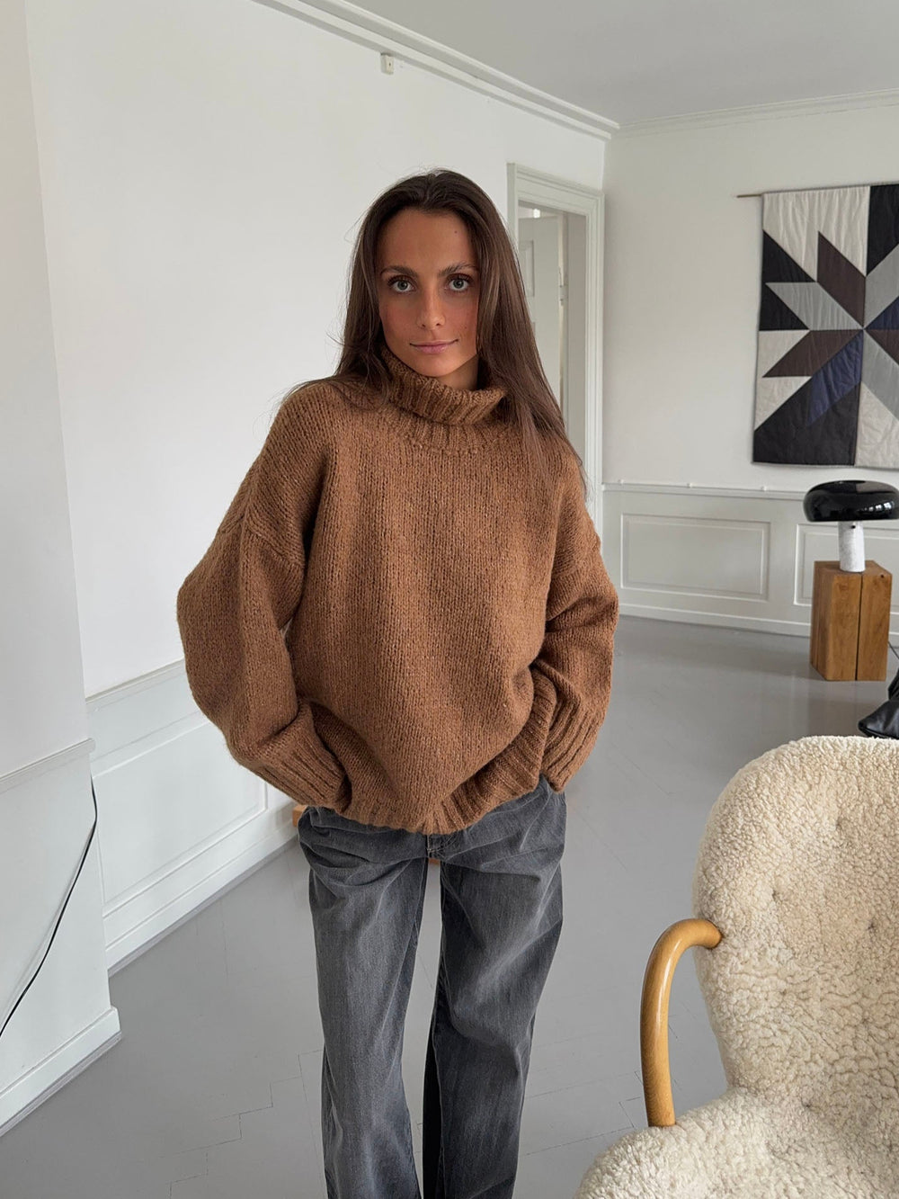 Valdamara oversized striktrøje med turtleneck - Brun
