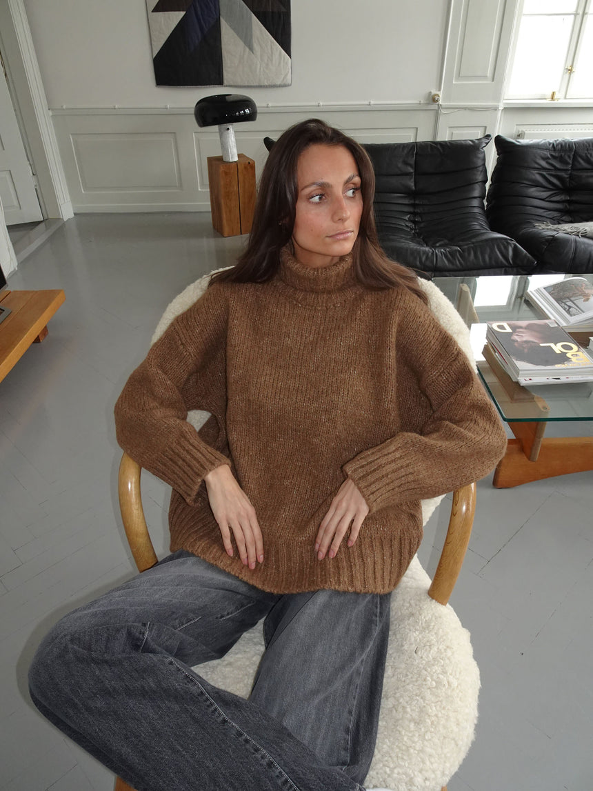 Valdamara oversized striktrøje med turtleneck - Brun
