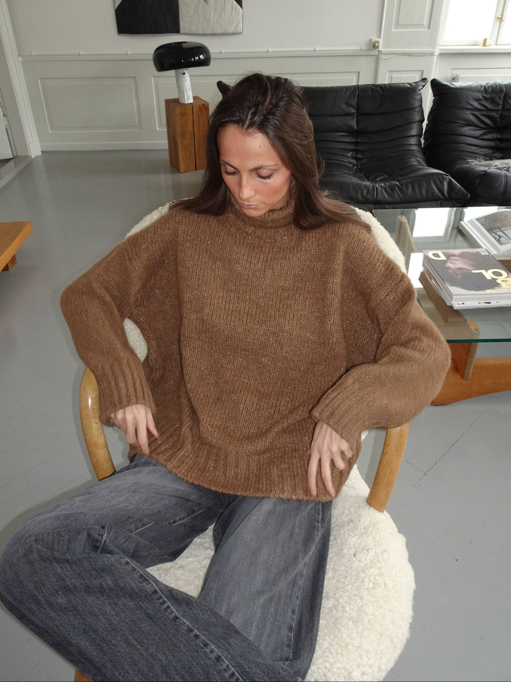 Valdamara oversized striktrøje med turtleneck - Brun