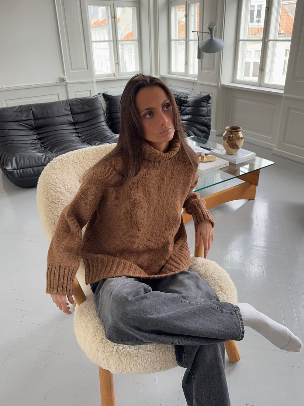 Valdamara oversized striktrøje med turtleneck - Brun