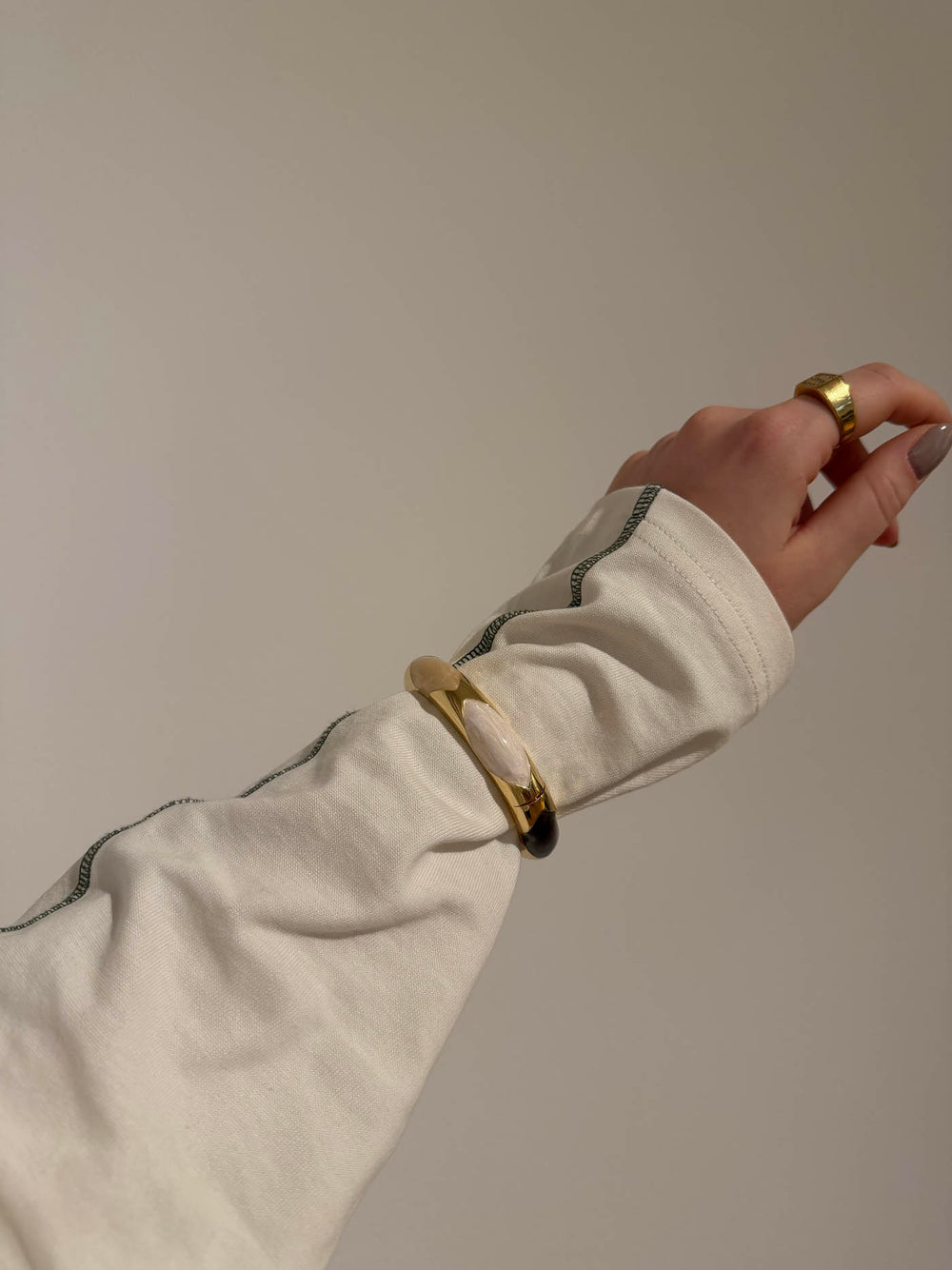 Tove armbånd med mønster - Nude/hvid/brun