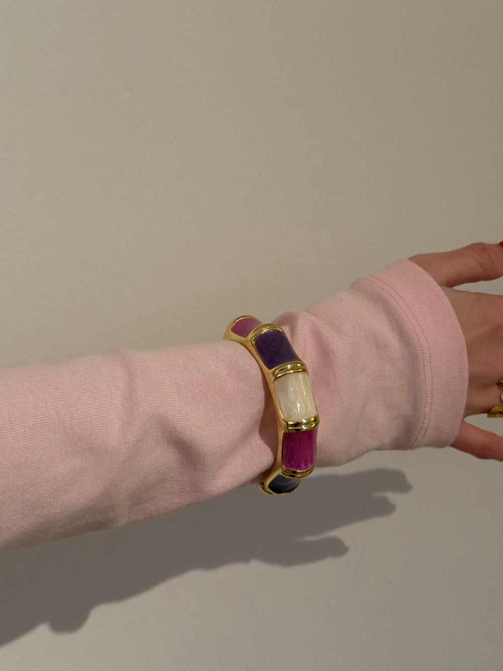 Ebony armbånd med striber - Lilla/rosa/hvid